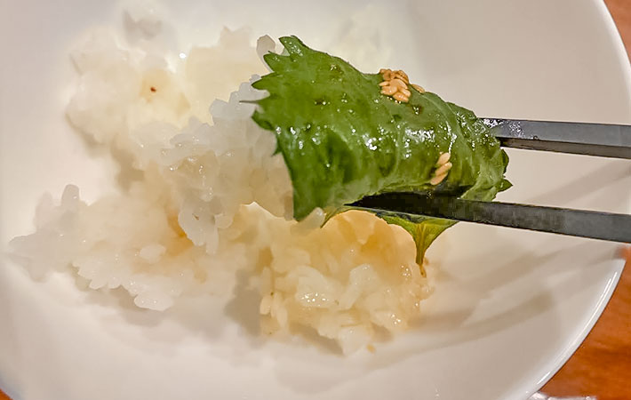 『青ジソのラー油漬け』とご飯の写真
