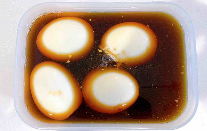 『めんつゆ煮卵』を作る写真