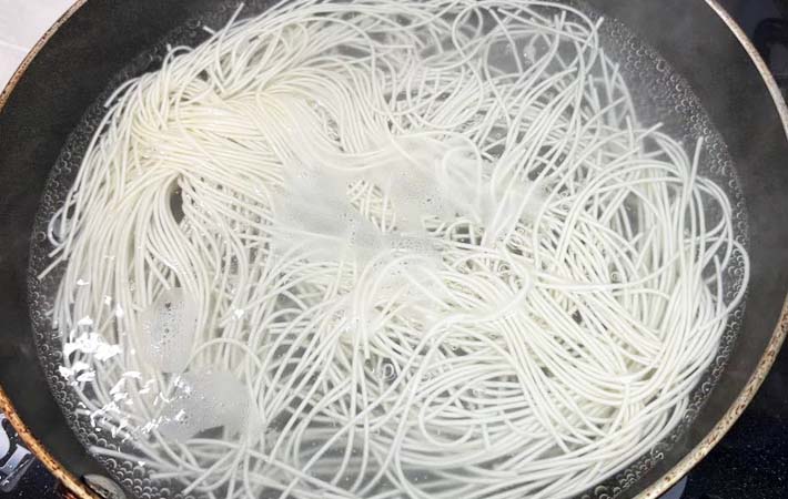 『そうめんフレンチトースト』　を作る写真