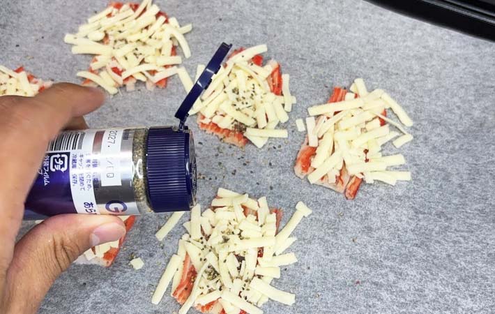 『カニカマチーズせんべい』を作る写真