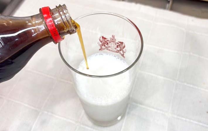 『牛乳コーラ』を作る写真
