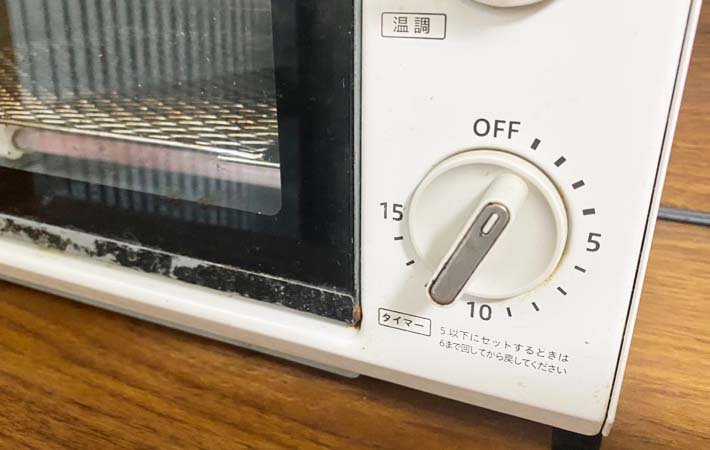 『トマトと岩塩の追いバタートースト』を作る写真