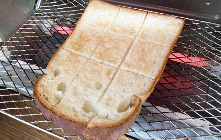 『トマトと岩塩の追いバタートースト』を作る写真