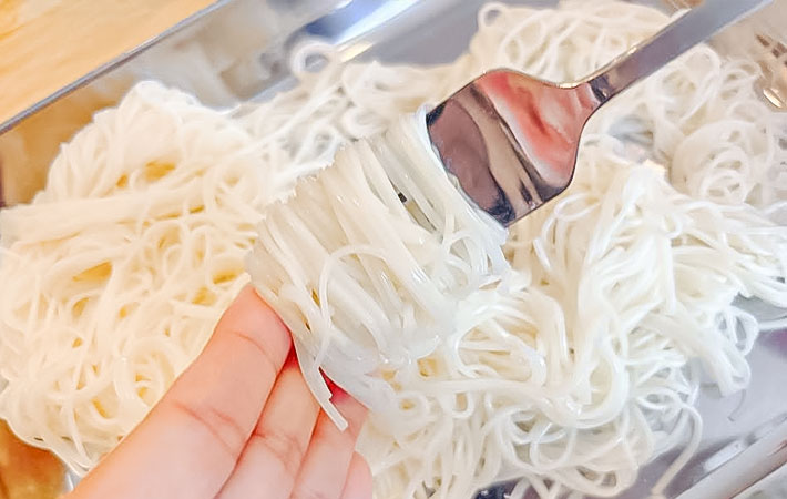 そうめんを巻く写真