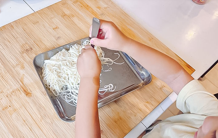 そうめんを巻く写真