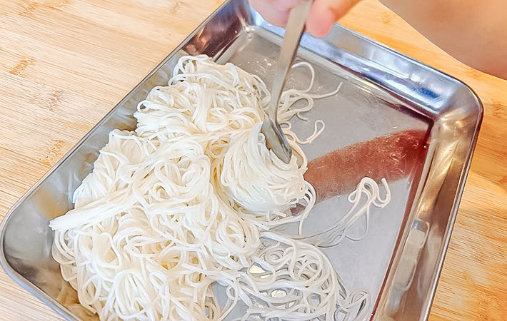 そうめんを巻く写真