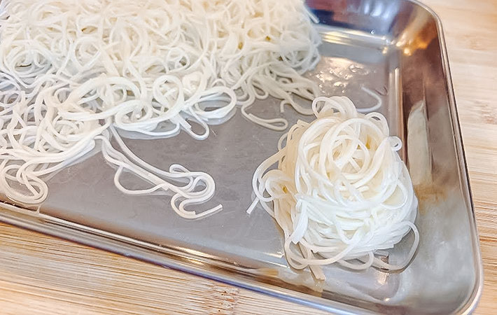 そうめんを巻く写真