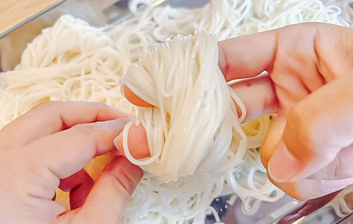 そうめんを巻く写真