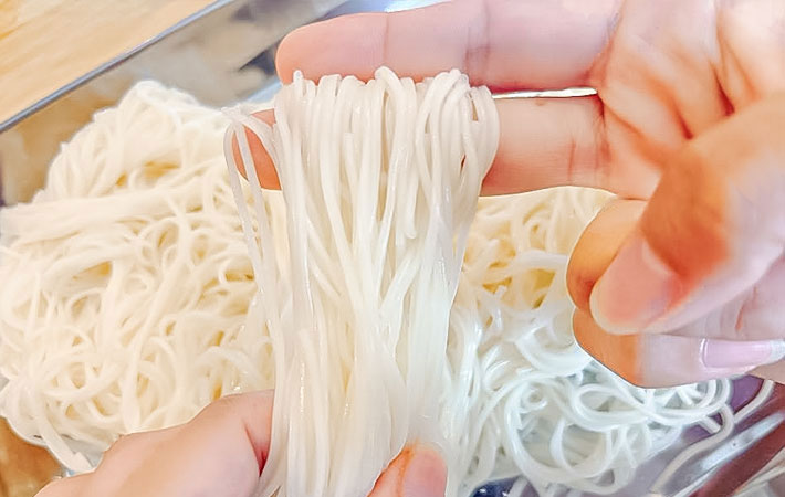 そうめんを巻く写真