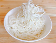 固まったそうめんの写真