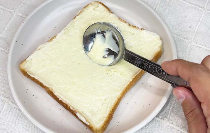 『ほんだしマヨトースト』を作る写真