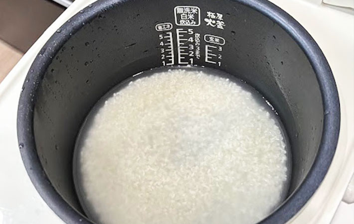 『梅干し炊き込みご飯』を作る写真