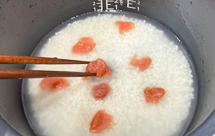 『梅干し炊き込みご飯』を作る写真