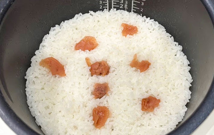 『梅干し炊き込みご飯』の完成写真