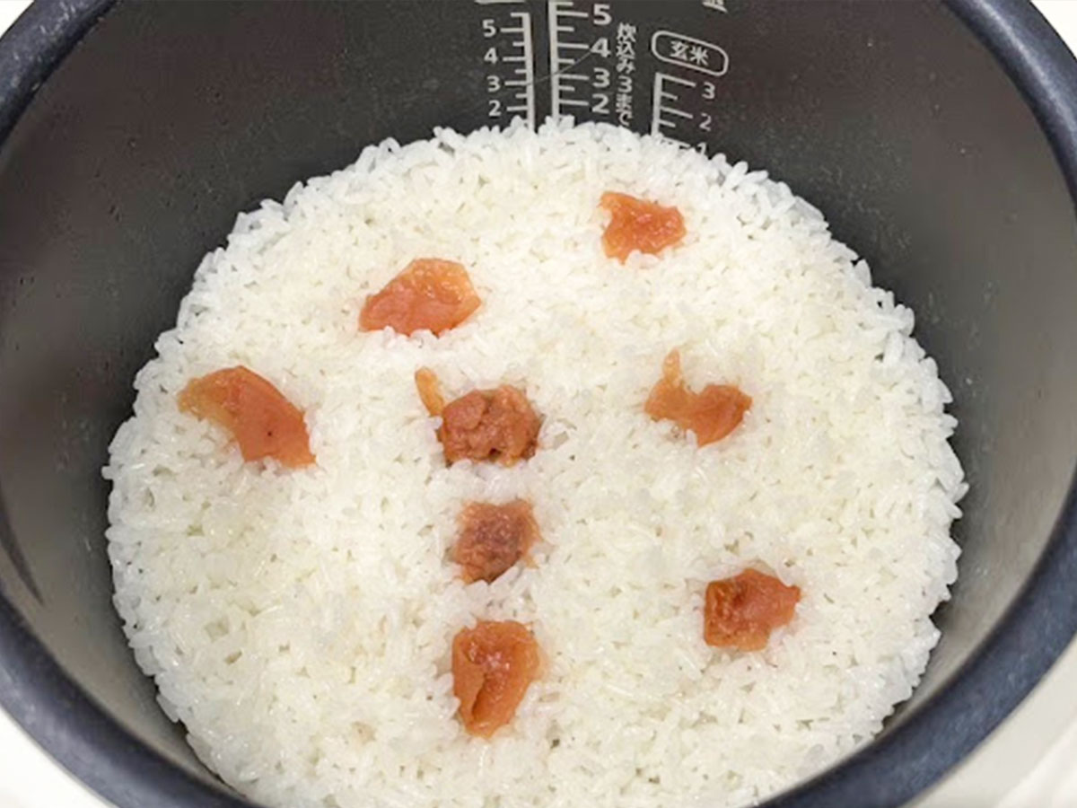 『梅干し炊き込みご飯』の完成写真