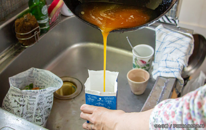 牛乳パックと油の写真