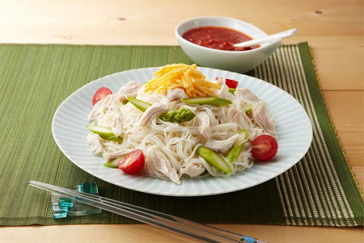 『トマトソース + 麺つゆ』のそうめんの写真