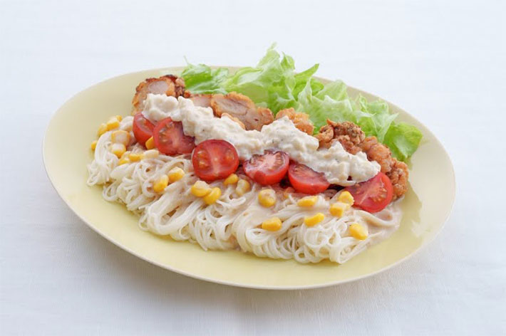 ドレッシングと野菜とそうめんの写真