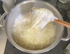 そうめんをゆでる写真