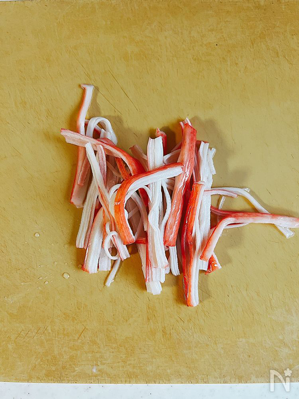 玉子焼きを料理する写真