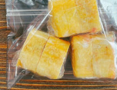 玉子焼きを料理する写真