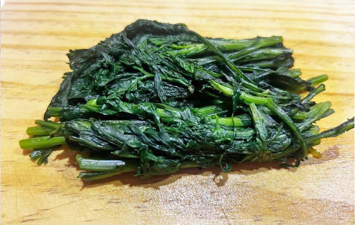 『春菊のふわふわ卵焼き』を作る写真