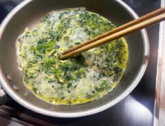 『春菊のふわふわ卵焼き』を作る写真