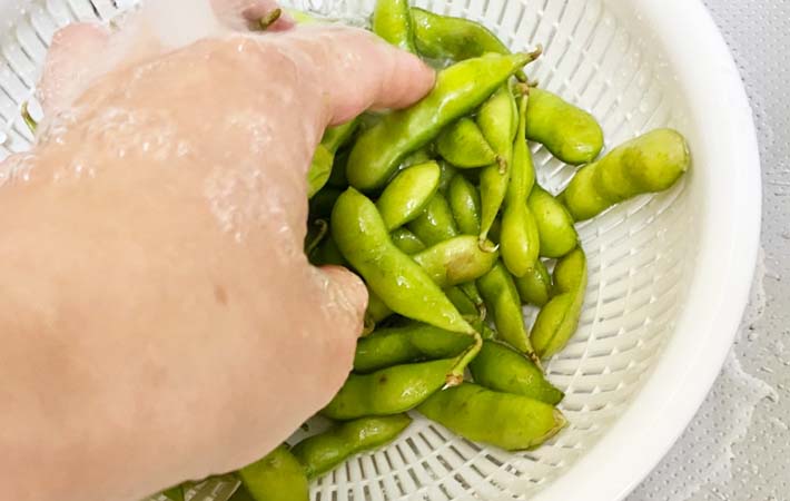 枝豆を麦茶でゆでる方法の写真