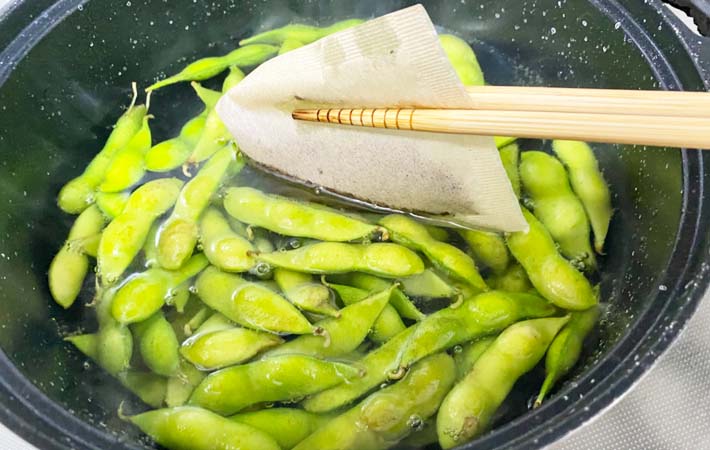 枝豆を麦茶でゆでる方法の写真