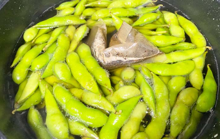 枝豆を麦茶でゆでる方法の写真