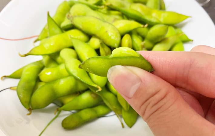 枝豆を麦茶でゆでた写真