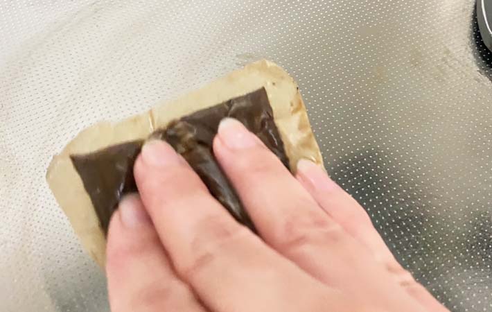 麦茶パックで掃除する写真