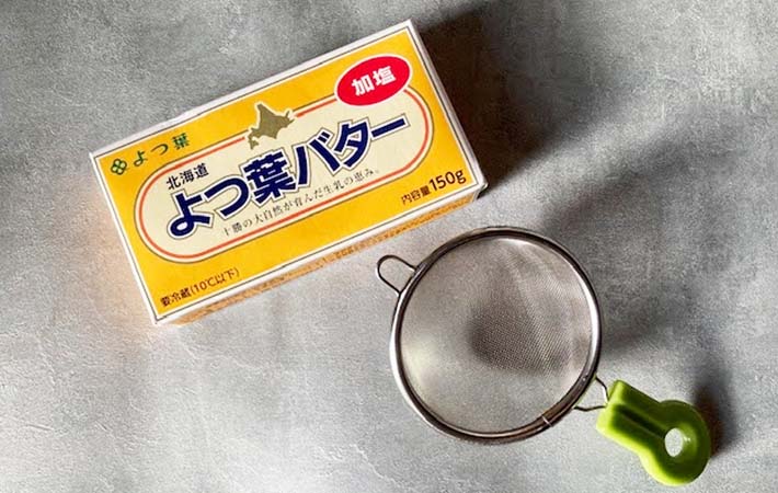 バターと茶こしの写真