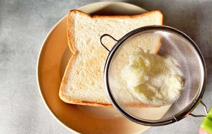 茶こしでバターを取る写真