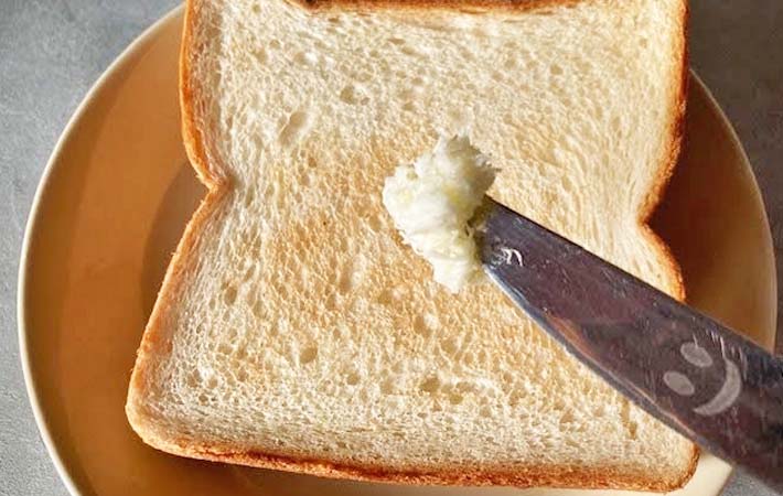 バターをトーストに塗る写真