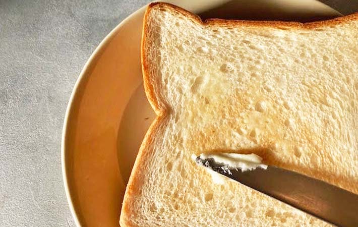 バターをトーストに塗る写真