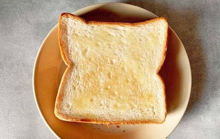 バターを塗ったトーストの写真