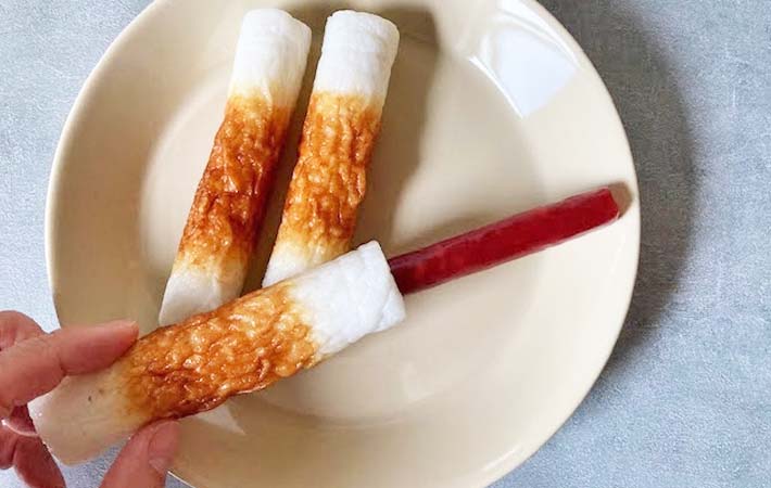 『ちくわカルパス』を作る写真