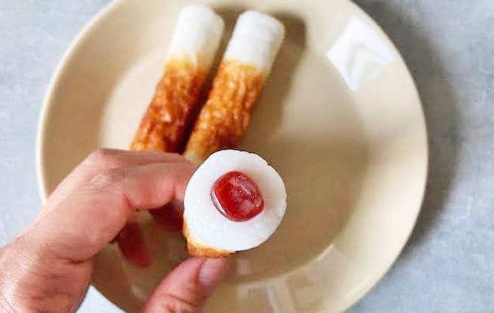 『ちくわカルパス』を作る写真