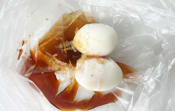 『カツオ節味玉』を作る写真