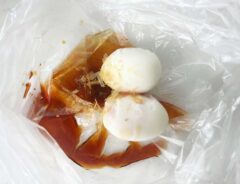 『カツオ節味玉』を作る写真
