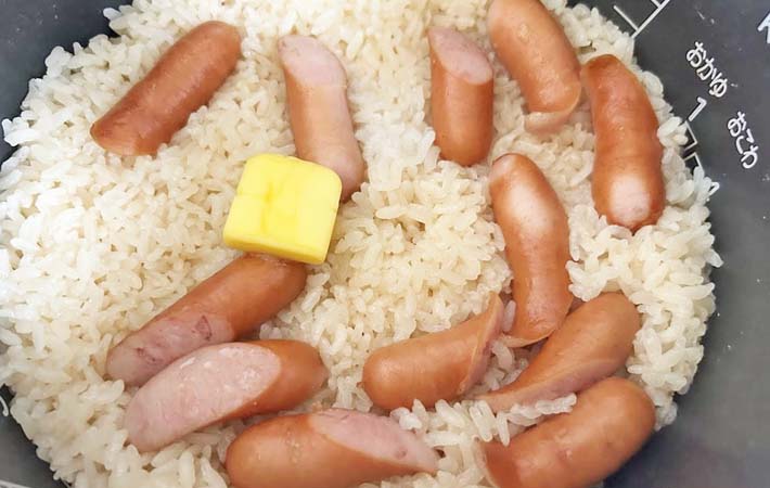『ウインナーの炊き込みご飯』を作る写真