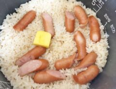 『ウインナーの炊き込みご飯』を作る写真