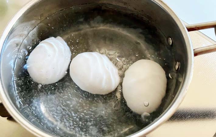 『マヨじょうゆ味玉』を作る写真