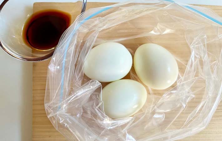 『マヨじょうゆ味玉』を作る写真