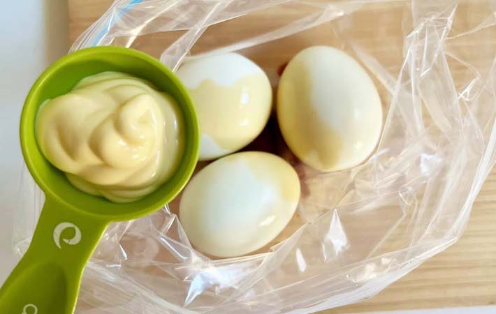 『マヨじょうゆ味玉』を作る写真
