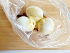 『マヨじょうゆ味玉』を作る写真