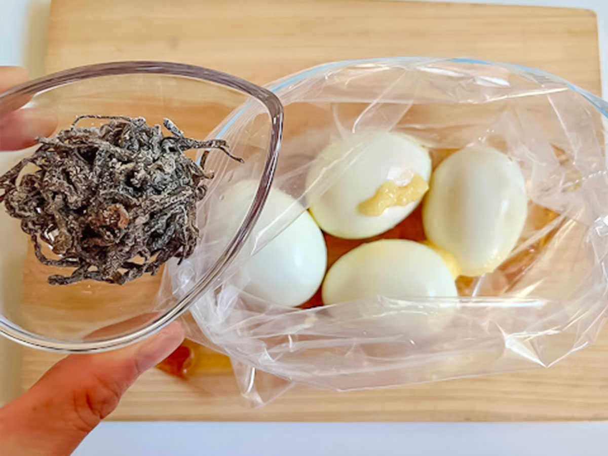 『塩昆布の味玉』を作る写真