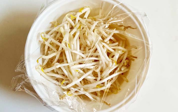 『モヤシとちくわの塩昆布和え』を作る写真