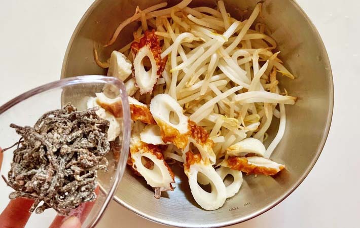 『モヤシとちくわの塩昆布和え』を作る写真